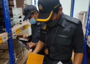 PENGUAT Kuasa KPDNHEP menyerbu premis disyaki menjual minyak wangi tiruan di Jalan Klang Lama, Kuala Lumpur.- FOTO KPDNHEP