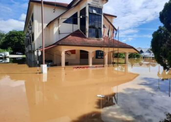 KEADAAN di hadapan bangunan UMNO Mentakab yang dinaiki air, Isnin lalu, ekoran banjir di Temerloh, Pahang. - FOTO IHSAN MEDIA SOSIAL