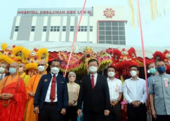 NOOR Azmi Ghazali bersama Chow Kon Yeow pasa majlis perasmian Hospital Kebajikan Kek Lok Si, di Georgetown, Pulau Pinang. - UTUSAN/IQBAL HAMDAN