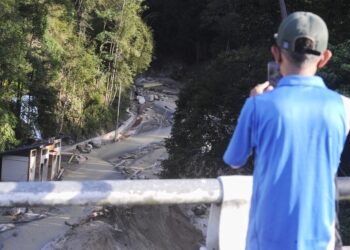 LALUAN di Jeram Toi, Jelebu yang ditutup ekoran terdapatnya kejadian tanah runtuh. - UTUSAN/MOHD. SHAHJEHAN MAAMIN