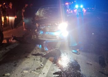 KENDERAAN yang terlibat dalam kemalangan maut di Jalan Tuaran Bypass di Kota Kinabalu awal pagi tadi. - IHSAN BOMBA