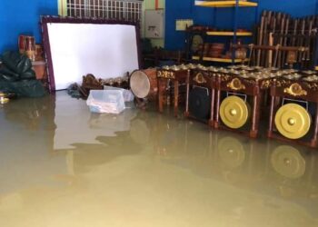 Gendang dan gong antara yang peralatan yang rosak setelah Fakulti Muzik UiTM Shah Alam dilanda banjir hujung minggu lalu.