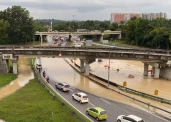 ANGKAP layar sebuah potongan video tular dalam media sosial menunjukkan berlaku kenaikan air di laluan masuk ke Plaza Tol Shah Alam dari Bukit Jelutong menuju ke Lebuhraya NKVE dan Elite di Shah Alam, Selangor hari ini.