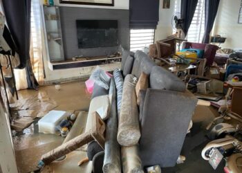 KEADAAN rumah Nor Lyanna Shorlokman yang dilanda banjir di Taman Salak Budi, Sepang, Selangor.