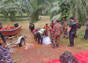 MAYAT peneroka yang lemas di Felda Chini 2, di Pekan, Pahang ditemukan oleh pasukan penyelamat kira-kira pukul 3.30 petang hari ini. - FOTO IHSAN JBPM PAHANG