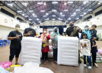 Pengasas DAG, Das Abdul bersama pasukannya dalam misi bantuan kepada mangsa-mangsa banjir baru-baru ini.