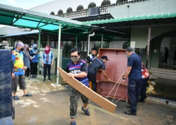 MOHD. Fauzi Mohd Yatim turut serta dalam misi bantuan sukarelawan ke Hulu Langat, hari ini.