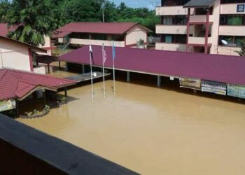 KEADAAN persekitaran sekolah yang ditenggelami air Sungai Pahang dalam kejadian banjir bermula pada 18 Disember lalu di Sekolah Menengah Kebangsaan (SMK) Pulau Tawar di Jerantut, Pahang. - UTUSAN/HARIS FADILAH AHMAD