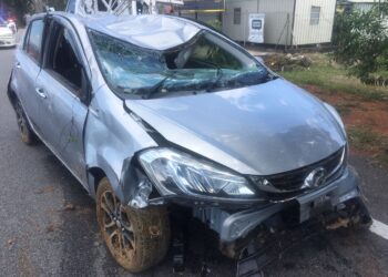 KERETA Myvi yang terbabas terbabas dan melanggar papan tanda sebelum terjatuh ke dalam sungai di Jalan Sungai Korok, Jitra, Kubang Pasu hari ini.