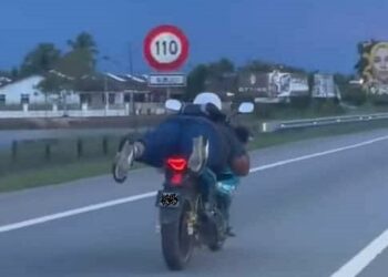 TANGKAP layar daripada video aksi Superman dilakukan seorang lelaki di KM 46, Lebuh Raya Utara-Selatan arah Selatan di Sungai Petani, Kedah baru-baru ini.