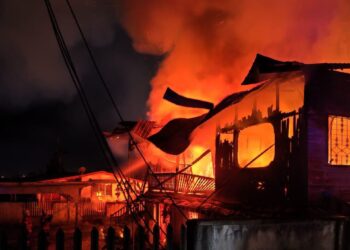 KEBAKARAN yang memusnahkan sebuah rumah di Kampung Muhibbah Raya, Tawau semalam. - IHSAN BOMBA