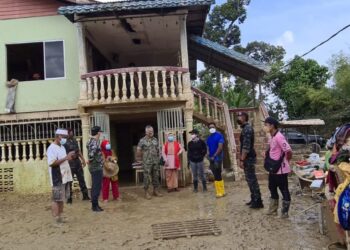 AL-SULTAN Abdullah Ri’ayatuddin Al-Mustafa Billah Shah (enam dari kanan) menyantuni dan beramah mesra dengan mangsa banjir di Kampung Serdang di Mentakab, Temerloh, Pahang. - UTUSAN/NIK NAIZI HUSIN