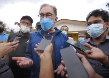 ANWAR Ibrahim ketika ditemui pemberita selepas melawat dan menyampaikan bantuan kepada mangsa banjir di Kampung Ismail, Ampangan. - UTUSAN/MOHD. SHAHJEHAN MAAMIN