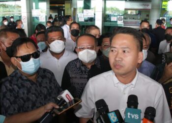 PETER Anthony (kanan) bersama Juil Nuatim (kiri) semasa sidang akhbar mengumumkan keluar daripada Warisan di Lapangan Terbang Antarabangsa Kota Kinabalu, Sabah, semalam.