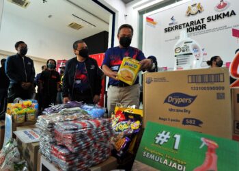 HASNI Mohammad (kanan) meninjau keperluan bantuan banjir sambil bersama Onn Jabbar (dua kanan) di pusat pengumpulan bantuan banjir di Sekretariat Sukma Johor yang bertempat di Nusajaya Centre, Iskandar Puteri di Johor. -UTUSAN/RAJA JAAFAR ALI