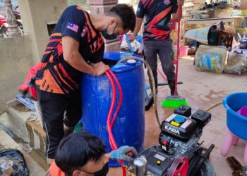 PASUKAN ResQ UPSI membersihkan rumah mangsa banjir di Temerloh dengan menggunakan peralatan yang baru dibeli hasil sumbangan orang ramai. - UTUSAN/IHSAN UPSI