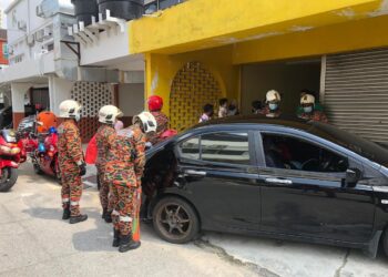 ANGGOTA bomba berjaya mengeluarkan kanak-kanak yang terkunci dalam sebuah kereta dalam kejadian di Taman Melaka Raya, Melaka.