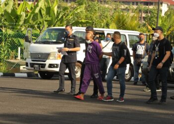 LONG Tiger diiringi sekumpulan anggota polis ketika dibawa ke Mahkamah Majistret Tangkak untuk direman selepas dicekup polis di Tangkak, Johor. -UTUSAN/BAZLAN IBRAHIM