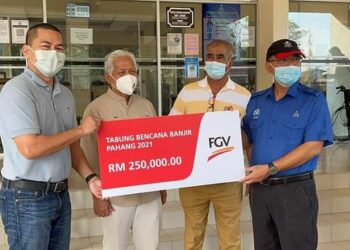 IDRIS Jusoh (dua dari kiri) menyampaikan replika cek RM250,000 sumbangan FGV Holdings Berhad kepada Wan Rosdy Wan Ismail (kanan) di Pejabat Daerah dan Tanah Temerloh di Temerloh, Pahang.