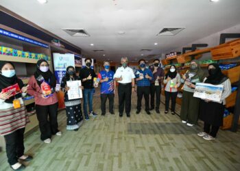 YUSERRIE  Zainuddin (tengah) bersama pelajar selepas memperkenalkan Kupon Food@ Campus Keluarga Malaysia Keluarga UMP.