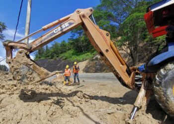 KERJA-KERJA pembersihan dan pembaikan masih dijalankan di beberapa lokasi kejadian tanah runtuh sepanjang jalan di Bukit Tangga, Jelebu. - UTUSAN/MOHD. SHAHJEHAN MAAMIN