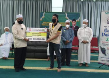 IDRIS Ahmad (dua kiri) menyampaikan
sumbangan Yayasan MAIWP kepada wakil Pertubuhan HESA Kedah dan NGO pada majlis perjumpaan bersama Tuan Guru Pondok Negeri Kedah di Sik hari ini. - UTUSAN/SHAHIR NOORDIN