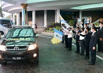 CHOW KON YEOW (lima dari kanan) pada majlis pelepasan pasukan kedua untuk misi Bantuan MBSP di Selangor dan Pahang, di Bukit Mertajam, Pulau Pinang hari ini.