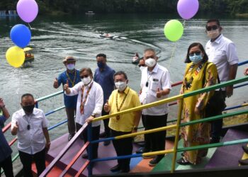 ABANG Johari Tun Openg (dua dari kiri hadapan) ketika meninjau projek pembangunan Tasik Biru.