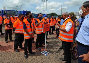 MOHD. Noorazam Osman (dua dari kanan) beramah mesra dengan Skuad Kilat sempena pelancaran pasukan itu di Dataran Bandaraya Johor Bahru di Johor. -UTUSAN/RAJA JAAFAR ALI