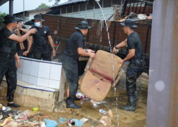 HUJAN tidak menghalang pegawai dan anggota Batalion 7 Pasukan Gerakan Am (PGA), anggota Skuad Sabil dari Johor serta penduduk setempat melaksanakan gotong-royong pada program pasca banjir di Sungai Lembing di Kuantan, Pahang.