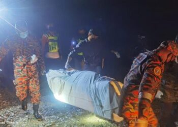 MAYAT seorang lelaki yang dipercayai terjun daripada jambatan Sri Damai ditemukan di tepi Sungai Belat di Kuantan, Pahang - FOTO IHSAN JBPM PAHANG