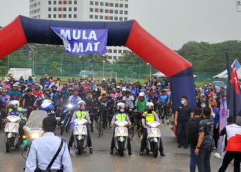 AYOB Khan Mydin Pitchay melepaskan peserta berbasikal sempena Program Santai Cycle Perkep Johor 2021 di IPK Johor di Johor Bahru. - UTUSAN/RAJA JAAFAR ALI