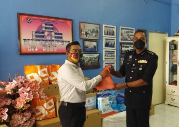 S. VIJAYA Rao menyerahkan sumbangan kepada anggota polis yang turut terjejas akibat banjir pada program gotong-royong bersama warga polis di IPD Klang Utara, Kapar di Klang Selangor.