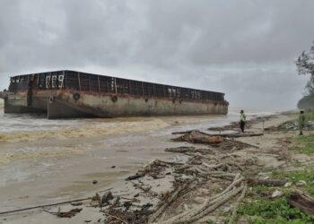 SEBUAH tongkang tidak diketahui pemiliknya ditemukan tersadai di Pantai Melawi, Bachok, semalam.