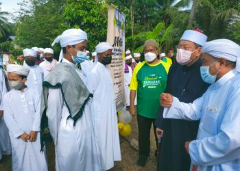 SYEIKH Fadzil Awang (dua dari kanan) dan Syeikh Zakaria Othman beramah mesra dengan pelajar-pelajar selepas majlis pecah tanah pondok warga emas di Kompleks Pendidikan Islam Darul Hidayah di Alor Setar. - UTUSAN/MOHD. RAFIE AZIMI