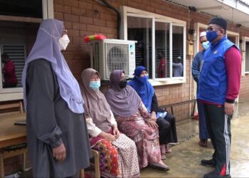 AHMAD Marzuk Shaary (kanan) melawat guru takmir dan agama serta menyampaikan sumbangan keperluan berupa perkakas rumah di Maahad Tahfiz Al Amir di Kampung Berhala Gantang di Temerloh, Pahang. - UTUSAN/ DIANA SURYA ABD WAHAB