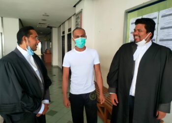 MUHAMMAD Hafiz Saifuddin (tengah) dilepaskan dan dibebaskan daripada dua pertuduhan membunuh di Mahkamah Tinggi Shah Alam, Selangor hari ini.