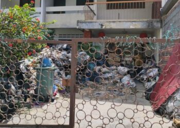 TANGKAP layar memaparkan keadaan sebuah rumah di Kuala Lumpur yang penuh sampah dan boleh didakwa di mahkamah. – FOTO SWCORP