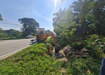 KERJA-KERJA membersihkan parit yang tersumbat di tepi jalan telah dilakukan oleh pihak JKR di Kampung Selamat, Sitiawan minggu lalu.