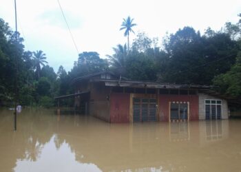 ANTARA kediaman penduduk yang dilanda banjir di Kampung Pasir Raja di Dungun, semalam. - UTUSAN/PUQTRA HAIRRY ROSLI