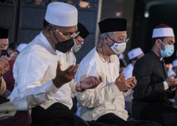 ISMAIL SABRI Yaakob turut bersama berdoa dan berzikir di Masjid Putra, Putrajaya. – UTUSAN/FAIZ ALIF ZUBIR