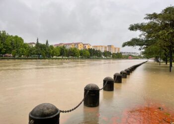 KEADAAN Sungai Melaka di Peringgit, Melaka yang melepasi paras bahaya dan melimpah ke rumah penduduk. - DIYANATUL ATIQAH ZAKARYA