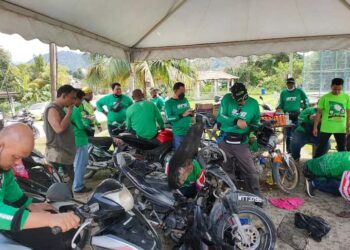 ARC yang merupakan kelab permotoran di bawah Dewan Pemuda PAS Pusat membantu membaiki motosikal mangsa banjir.