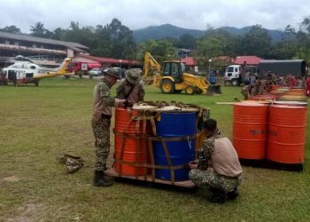 ANGGOTA ATM membantu melakukan penghantaran diesel ke menara telekomunikasi TM di Gunung Telapak Buruk, Jelebu yang mengalami gangguan terputus bekalan elektrik.