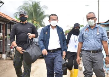 NOOR Azmi Ghazali turun padang membuat pemeriksaan kesihatan mangsa banjir di Hulu Langat, Selangor.