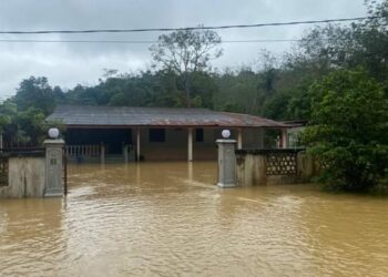 SEBUAH rumah penduduk dinaiki air di Kampung Lubuk Kulit di Lipis, Pahang.