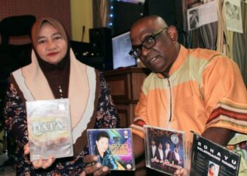 MOHAMAD Din bersama Juraini Shariff menunjukkan sebahagian daripada album yang memuatkan lagu ciptaannya yang dinyanyikan oleh beberapa artis terkemuka tanah air.