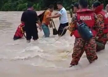 ANGGOTA BBP Bandar Baru Segamat bersama orang awam berjaya menarik mangsa setelah hanyut bersama motosikalnya di Kampung Bukit Limau Manis, Bukit Sengit, Pogoh di Segamat, Johor.