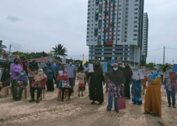 SEBAHAGIAN bekas penduduk Kampung Kilat dan Kampung Telok berhimpun bagi menuntut janji kerajaan dan pemaju di hadapan PPR Kota Setar di Alor Setar semalam. – UTUSAN/MOHD. RAFIE AZIMI