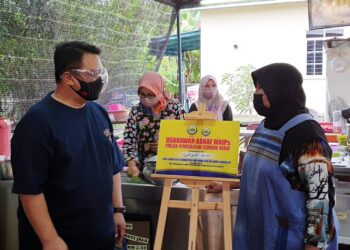 TUANKU SYED FAIZUDDIN PUTRA JAMALULLAIL (kiri) berkenan berangkat merasmikan gerai roti jala dan martabak yang diusahakan Wamala Hassan,64, di Jalan Sekolah Derma, Kangar, Perlis hari ini.- UTUSAN